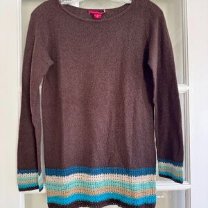 Cashmere sweater with crochet hem